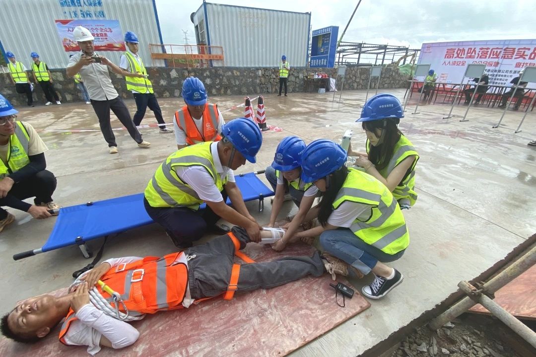 1752481322121325.jpg 東源縣項(xiàng)目部開展高處墜落救援演練.jpg