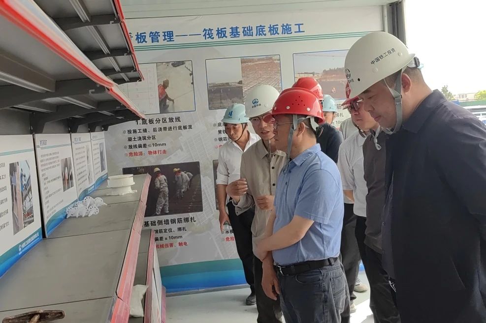 1752562670554811.jpg 南京市六合區(qū)人大常委會(huì)副主任、龍袍新城常務(wù)副指揮長(zhǎng)薛其松到南京龍袍項(xiàng)目檢查指導(dǎo)工作.jpg